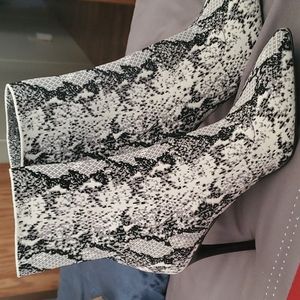 Steve Madden Snakeskin bootie black and white size 9 nib